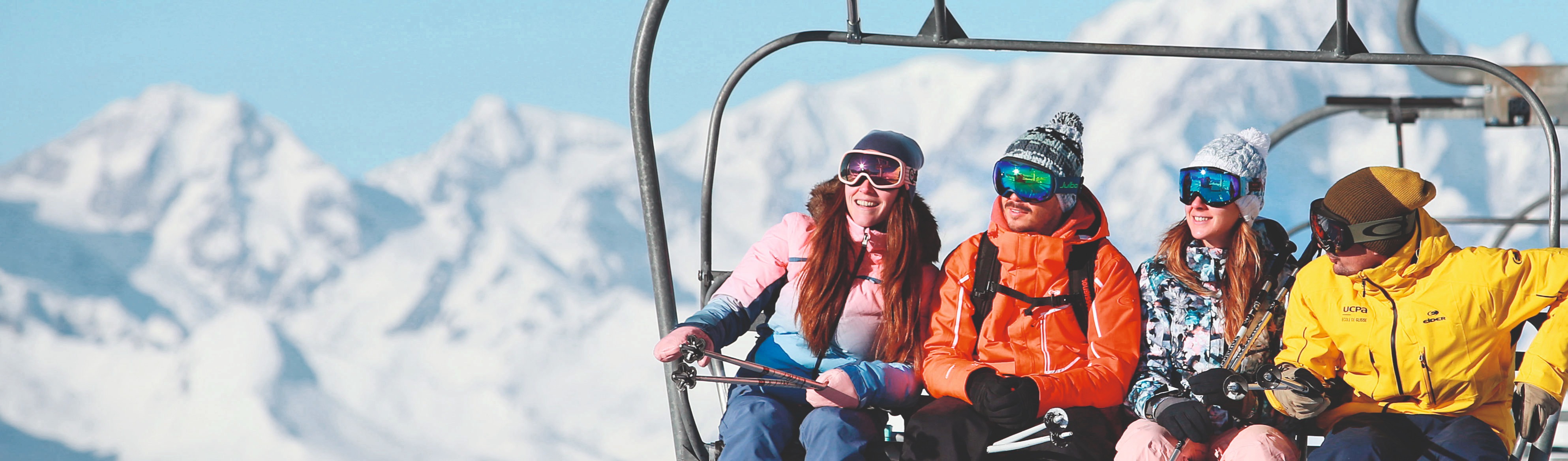 Wintersporters in de bergen