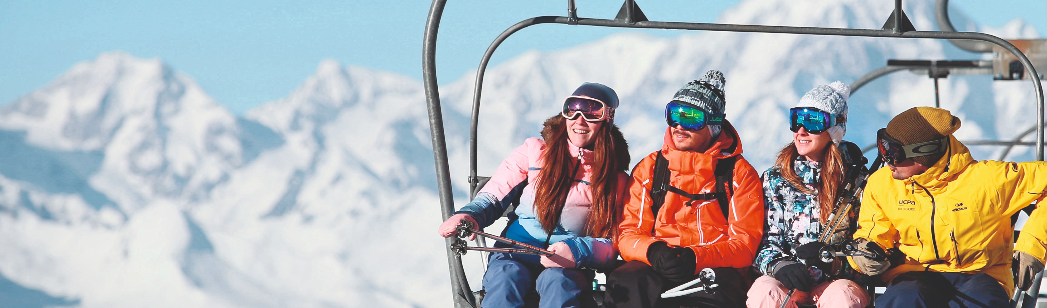 Wintersporters in de bergen